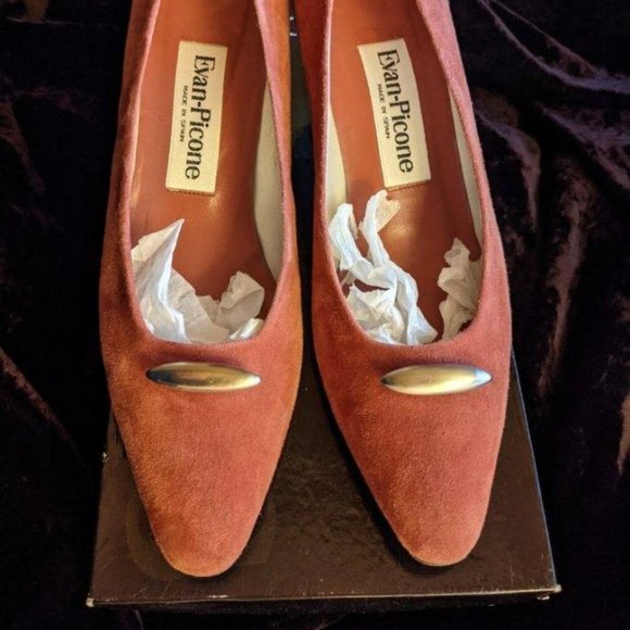 Vintage 1980s Designer Evan-Picone Suede 2-1/4" Heels Pumps, Pewter Accent 7.5 - Picture 6 of 16